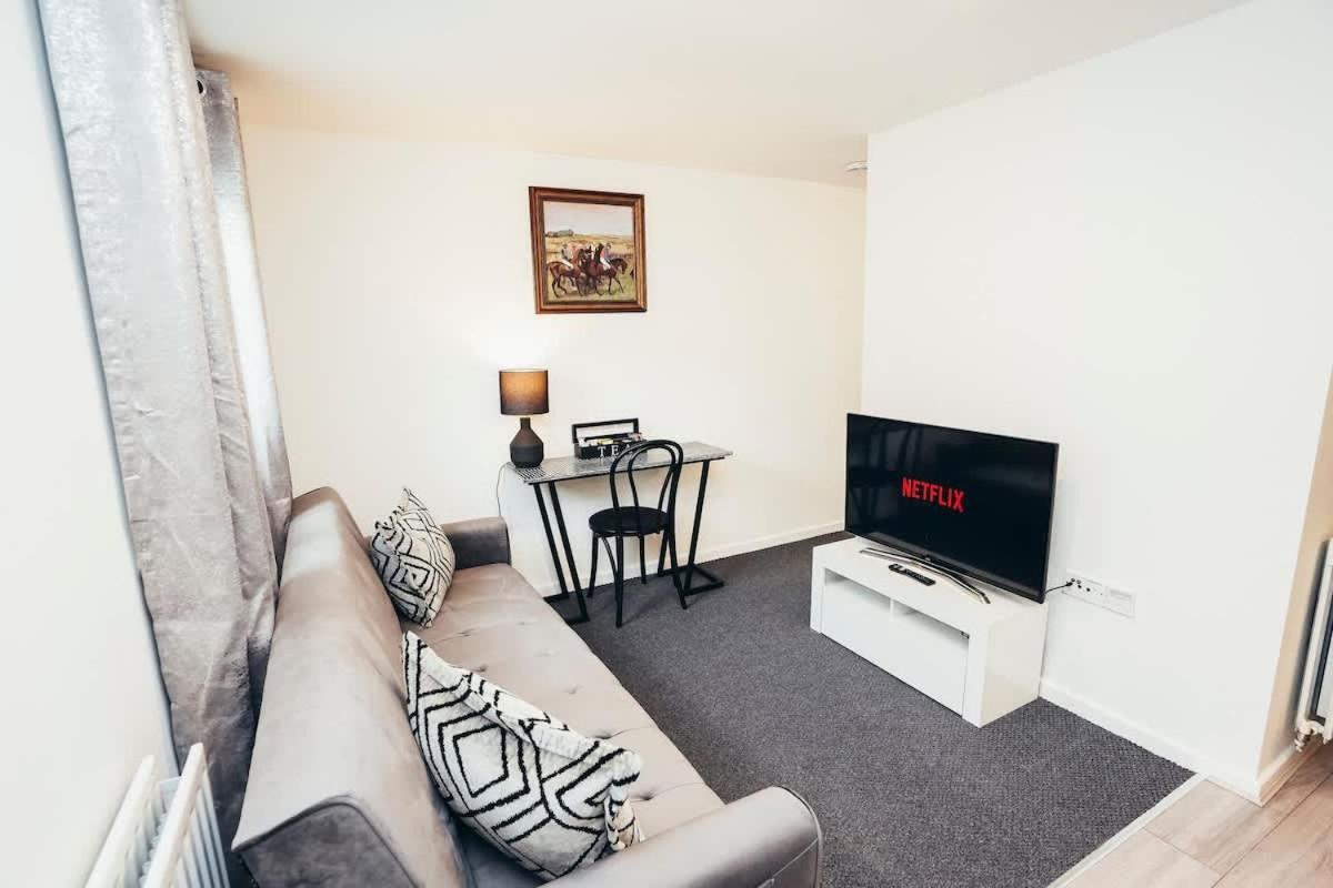 Snug 1br Apt, Self Check In, Parking, By Derbnb *